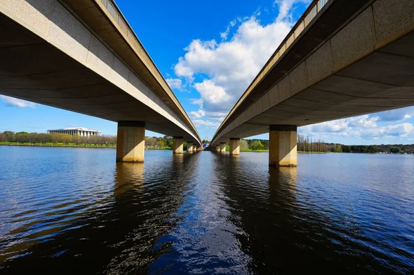 Vakker Vinkelutsikt Commonwealth Avenue Bridge Ovenfor Lake Burley Griffin Australia – stockfoto