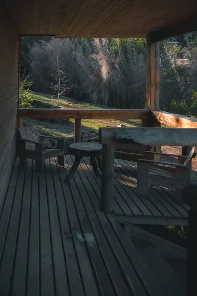 Eine Vertikale Aufnahme Von Holztischen Und Stühlen Auf Der Veranda — Stockfoto