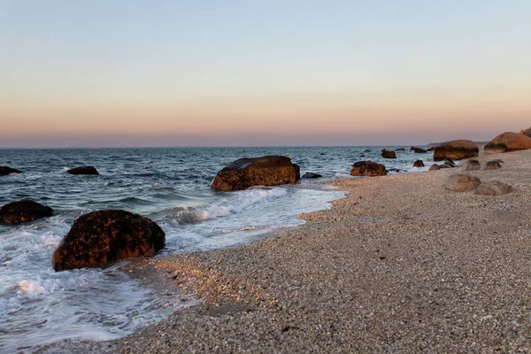 Красивый Вид Скалы Пляже Ясным Небом Время Заката — стоковое фото