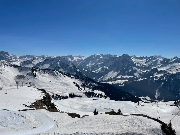 Een Landschap Van Een Skigebied Bedekt Met Sneeuw Bomen Een — Stockfoto