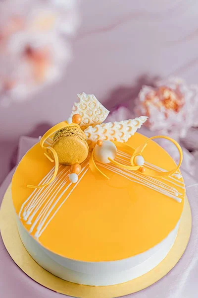 一个垂直的特写镜头一个美味的黄色慕斯蛋糕 — 图库照片