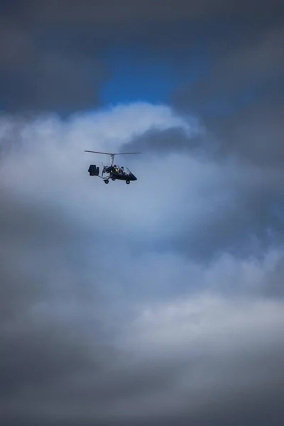 Helicóptero Voando Contra Céu Azul Nublado — Fotografia de Stock