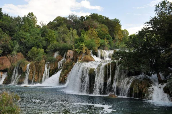Widok Piękny Wodospad Otoczony Drzewami Parku Narodowym Krka Chorwacji — Zdjęcie stockowe