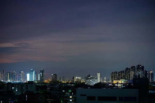 Uma Vista Aérea Edifícios Modernos Durante Noite Escura — Fotografia de Stock