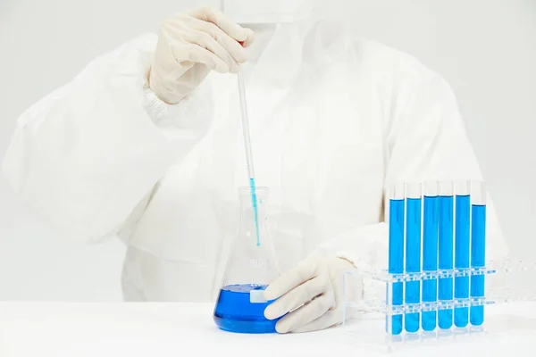 Ein Arzt Arbeitet Einem Medizinischen Labor Mit Blauer Flüssigkeit Gefüllten — Stockfoto