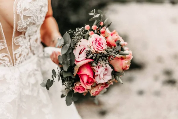 結婚式の花束を持っている若い花嫁 — ストック写真