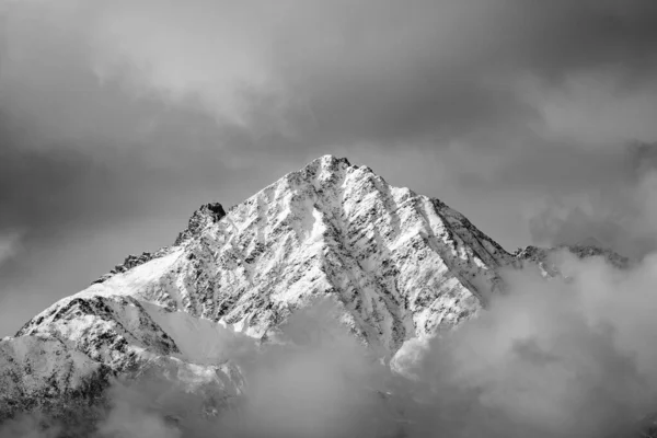Ένα Γκρίζο Θέαμα Των Χιονισμένων Άλπεων Κορυφές Κάτω Από Ένα — Φωτογραφία Αρχείου