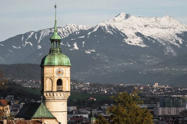Ancienne Église Paroissiale Hotting Tour Horloge Sur Fond Montagnes Innsbruck — Photo