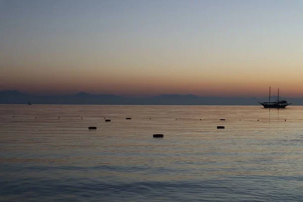 Calm Sea Silhouette Boat Mountains Background Turkey Sunset — Stock Photo, Image