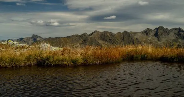 Malebný Pohled Jezero Obklopeno Skalnatými Horami Venkovské Oblasti Rakousku — Stock fotografie