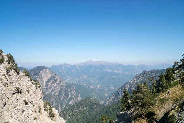 Vista Panoramica Sulle Montagne Con Pendii Ricoperti Alberi Davanti Allo — Foto Stock