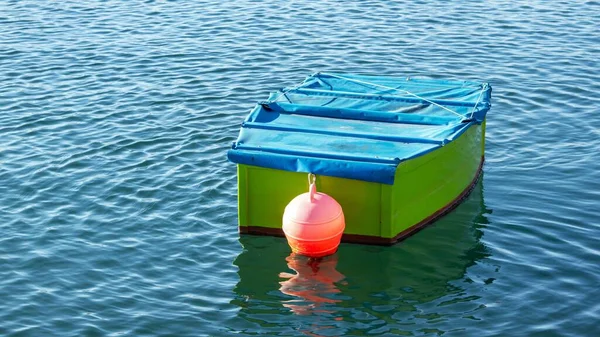 Egy Zöld Hajó Kék Takaróval Vízen — Stock Fotó