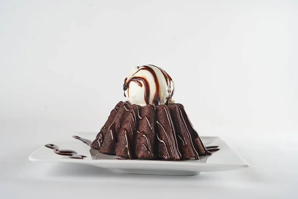 Шоколадний Лавовий Торт Ванільним Морозивом Прикрашений Шоколадним Кремом Білій Тарілці — стокове фото