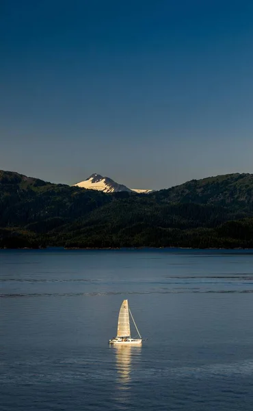 Μια Κάθετη Λήψη Ενός Γιοτ Στη Μέση Της Λίμνης — Φωτογραφία Αρχείου