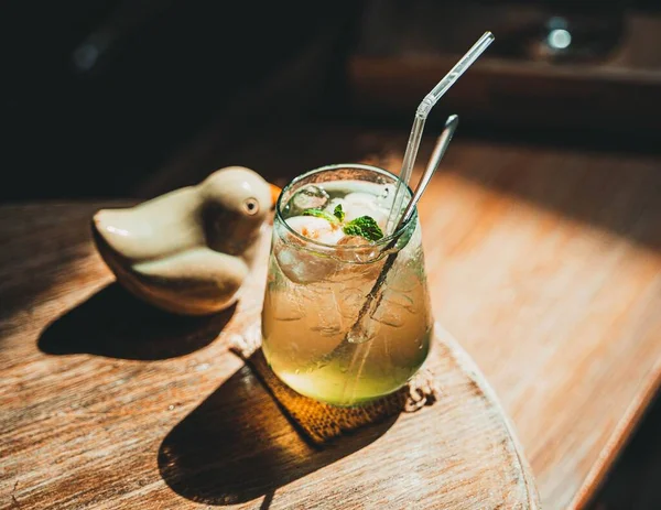 Ein Hochaufgeschossenes Glas Mit Einem Köstlichen Cocktail Und Einem Strohhalm — Stockfoto