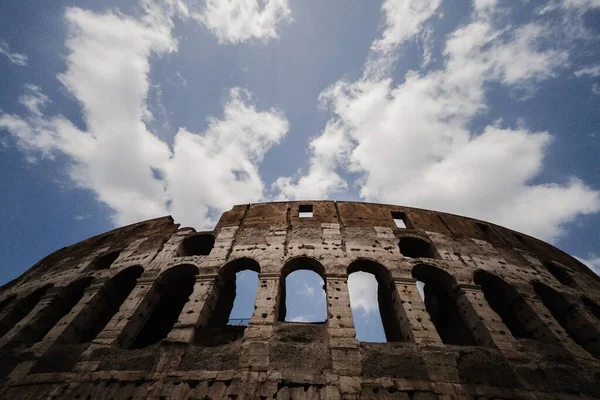 Низькокутний Знімок Колізею Римі Проти Блакитного Хмарного Неба — стокове фото