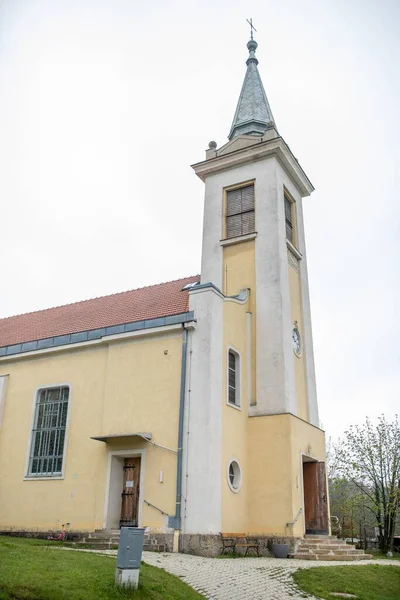 Eine Vertikale Einer Alten Kirche Aus Einem Garten Unter Wolkenverhangenem — Stockfoto