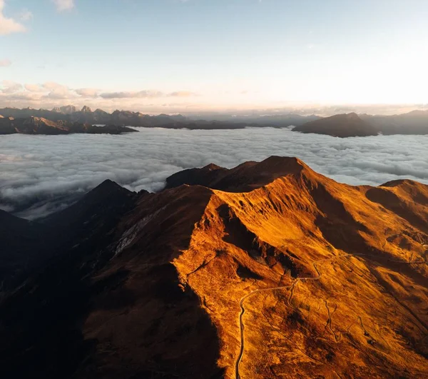 Een Prachtig Zonsondergang Uitzicht Italiaanse Alpen Bergen Met Pluizige Wolken — Stockfoto