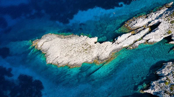 Een Antenne Van Een Eiland Omringd Door Turquoise Oceaan Water — Stockfoto