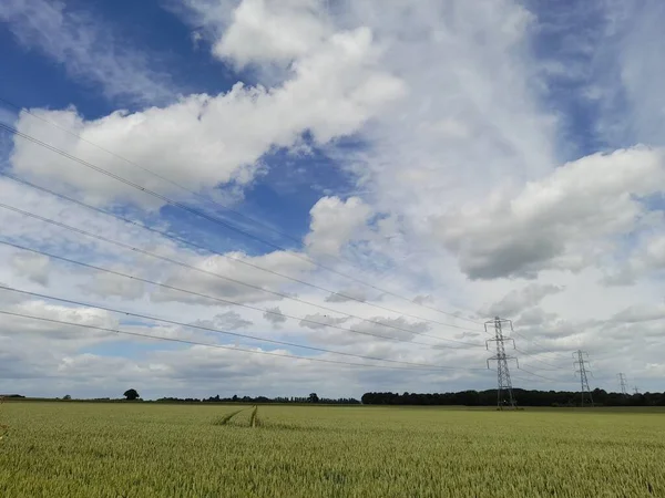 Eine Minimalistische Landschaft Eines Grußfeldes Mit Den Sendemasten Hintergrund — Stockfoto