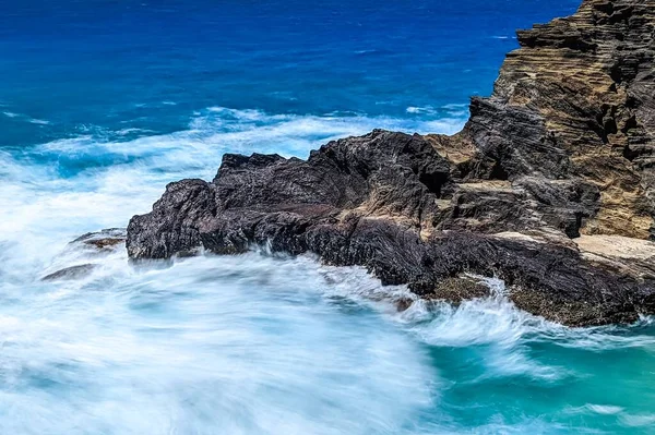 夏威夷瓦胡岛哈洛纳湾的悬崖上 一片美丽的蓝色海浪冲撞的景象 — 图库照片