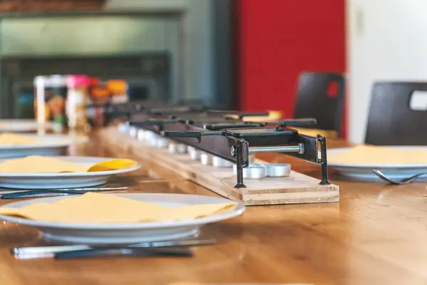 Uma Bela Vista Uma Mesa Com Pratos Preparando Para Jantar — Fotografia de Stock