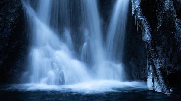 Nahaufnahme Eines Wasserfalls Mit Langzeitbelichtungseffekt Morgengrauen — Stockfoto