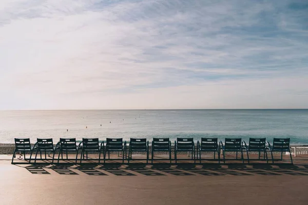 海滩上有椅子的海景 — 图库照片