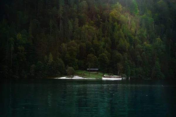 Uma Pequena Cabana Cercada Pela Densa Floresta Lago Calmo Com — Fotografia de Stock