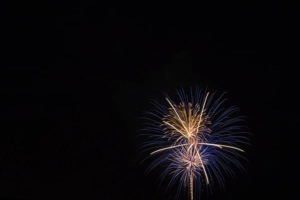 Die Skyraketen Explodieren Juli Nachthimmel — Stockfoto