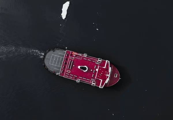 Güneşin Altında Denizdeki Kırmızı Bir Geminin Üzerinde Bir Hava Manzarası — Stok fotoğraf