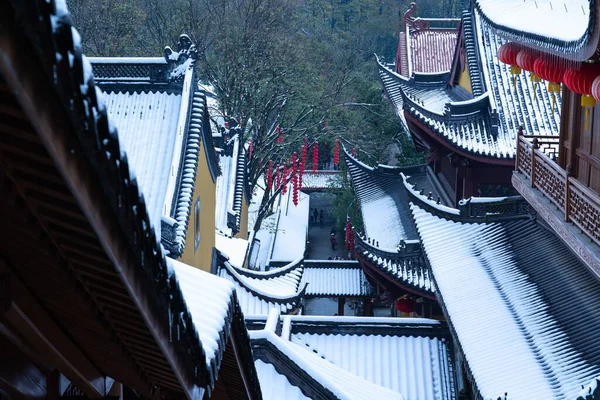 雪に覆われた仏教寺院 杭州にある赤い提灯の塔 — ストック写真