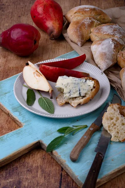 Köy Ekmeği Armut Gorgonzola Peyniri Ile Kesilmiş — Stok fotoğraf