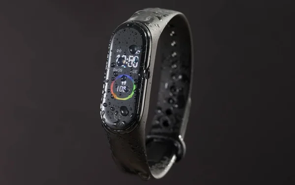 Exibição Digital Uma Pulseira Relógio Inteligente Preto Antes Fundo Escuro — Fotografia de Stock