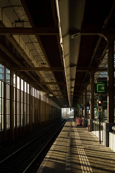 Eine Vertikale Aufnahme Eines Leeren Bahnhofs Morgengrauen — Stockfoto