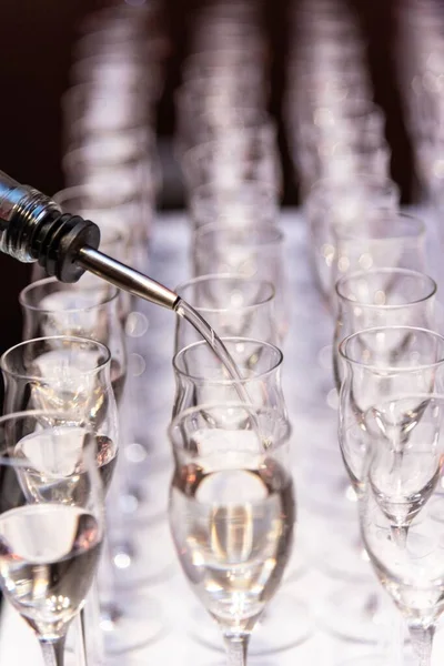 Vertikal Bild Person Som Häller Alkoholhaltig Dryck Från Flaska Glasen — Stockfoto
