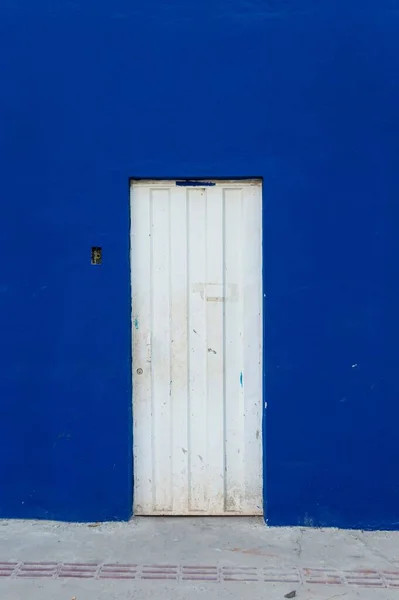 Ogromny Niebieski Mur Białymi Metalowymi Drzwiami — Zdjęcie stockowe