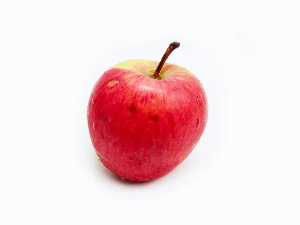 白い表面上に隔離された赤いリンゴのクローズアップビュー — ストック写真