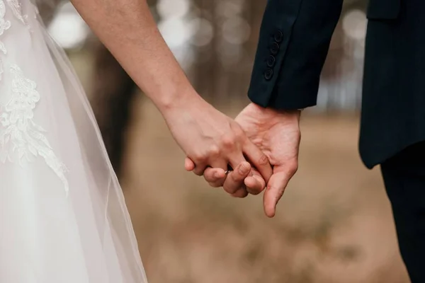 Пара Тримає Руки Один Одного Під Час Весільної Церемонії Костюм — стокове фото