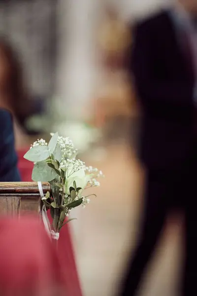 Eine Vertikale Aufnahme Einer Kleinen Blumendekoration Auf Einem Holzsitz Während — Stockfoto