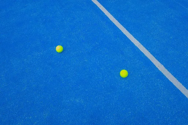 Gros Plan Deux Balles Paddle Tennis Sur Gazon Artificiel Bleu — Photo
