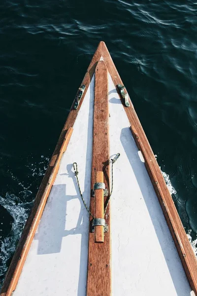 Uma Vista Superior Arco Barco Contra Fundo Mar Ondulado Azul — Fotografia de Stock