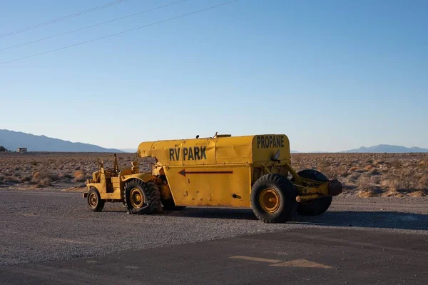 黄色拖拉机牵引着一辆装有丙烷罐的拖车 毛毛虫Dx101N系列4X2 被遗弃了 — 图库照片
