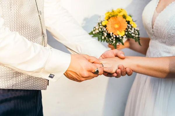 Großaufnahme Eines Bräutigams Der Der Braut Einen Ehering Den Finger — Stockfoto