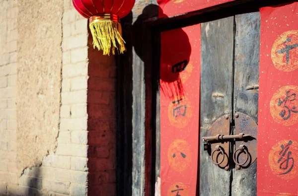 一个有中国装饰和字母的旧入口 — 图库照片