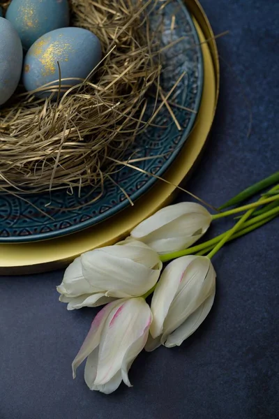 Красивий Вид Крупним Планом Білі Тюльпани Біля Синього Кольору Яйця — стокове фото