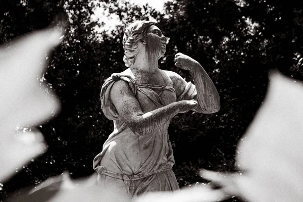 公园里一个年轻女孩雕塑的灰度照片 — 图库照片