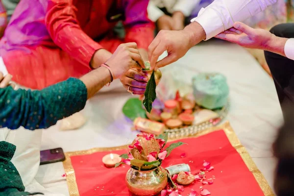 婚礼当天 印度新娘举手表决指甲花图案 — 图库照片