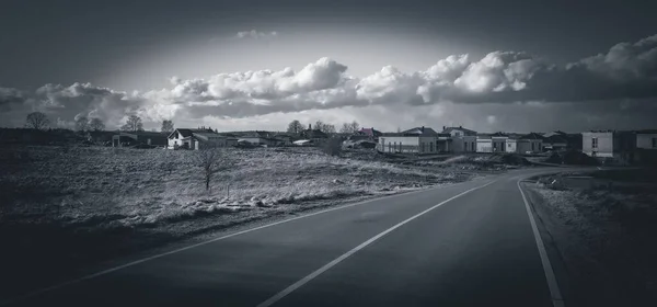 Uma Imagem Tons Cinza Uma Estrada Rural Com Casas Nuvens — Fotografia de Stock