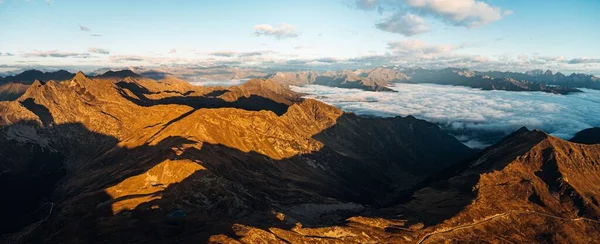 Panorámás Kilátás Nyílik Meredek Hegyek Olasz Alpok Bolyhos Felhők Háttérben — Stock Fotó